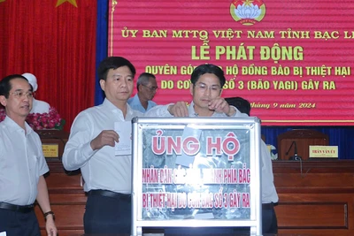 Các đồng chí trong Ban Thường vụ Tỉnh ủy Bạc Liêu đóng góp ủng hộ đồng bào các tỉnh miền bắc bị thiệt hại nặng nề do bão số 3 gây ra.