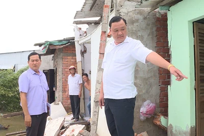 Bí thư Thị ủy Giá Rai Huỳnh Công Quân đến hiện trường kiểm tra, chỉ đạo khắc phục vụ hậu quả sạt lở.