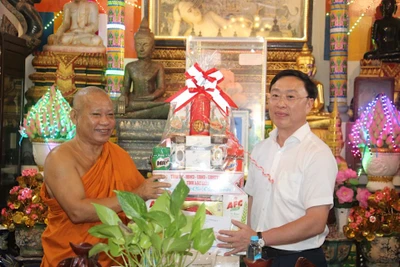 Đồng chí Huỳnh Hữu Trí, Thường vụ Tỉnh ủy, Phó Chủ tịch Thường trực Ủy ban nhân dân tỉnh Bạc Liêu tặng quà hòa thượng Tăng Sa Vong, Phó Chủ tịch Hội Đoàn kết sư sãi yêu nước tỉnh Bạc Liêu. Ảnh: HT