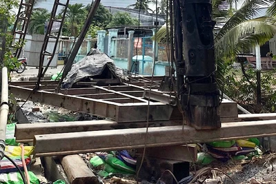 Cầu Ông Đực khởi công xây dựng rồi bỏ dở nhiều tháng nay khiến người dân bức xúc.