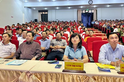 Lãnh đạo tỉnh Bạc Liêu và các đại biểu dự hội thảo về chuyển đổi số trong các trường học. Ảnh: TRỌNG DUY.