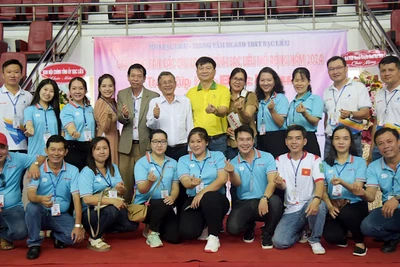 Các đồng chí lãnh đạo tỉnh Bạc Liêu và Ban tổ chức Giải bóng bàn mở rộng năm 2024 tranh Cúp Báo Bạc Liêu. (Ảnh: TRỌNG DUY)