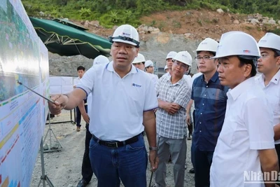 Thứ trưởng Giao thông vận tải Nguyễn Danh Huy (thứ 2 từ phải sang) trực tiếp thị sát và chỉ đạo giải quyết các vấn đề "nóng" tại dự án cao tốc đoạn Quảng Ngãi-Hoài Nhơn.