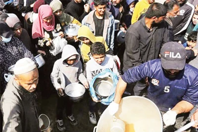 Người dân Gaza nhận hàng cứu trợ nhân đạo. (Ảnh UN NEWS)