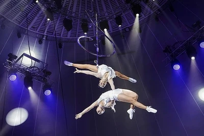 Hai nghệ sĩ Chu Hồng Thúy và Phạm Thị Hướng trình diễn tiết mục “Đu son”.