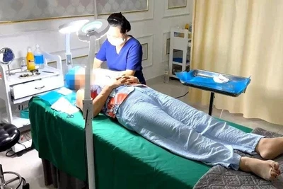 Cơ sở thẩm mỹ này để nhân viên lao công phẫu thuật cho khách. (Ảnh: Công an cung cấp)