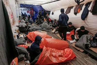 Người di cư ngủ trên boong của tàu cứu hộ “Ocean Viking” trên biển Địa Trung Hải ngày 6/11/2022 (Ảnh: SOS Mediterranee/ Reuters)