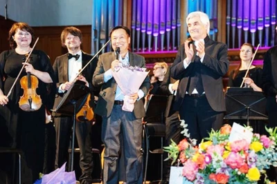 Nhạc sĩ Lê Tự Minh giao lưu với khán giả khi buổi lễ kết thúc.