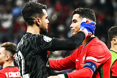 Sự xuất sắc của Diogo Costa đã giúp Ronaldo quên đi nỗi buồn sút hỏng penaty.