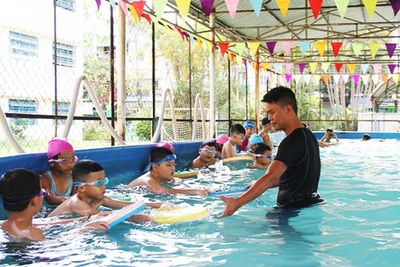 Lớp dạy bơi miễn phí tại Trường tiểu học Huỳnh Ngọc Huệ mở cửa hằng ngày.
