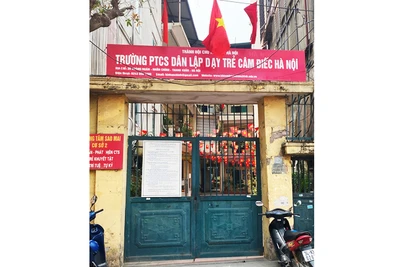 Trường PTCS dân lập Dạy trẻ câm điếc Hà Nội đóng cửa khiến gần 100 học sinh không được đến trường.