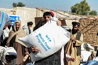 Người dân Afghanistan nhận viện trợ thực phẩm tại tỉnh Kandahar. Ảnh: AFP