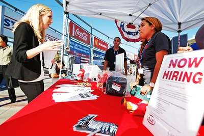 Tư vấn việc làm tại một trung tâm lao động ở Mỹ. Ảnh: CNN