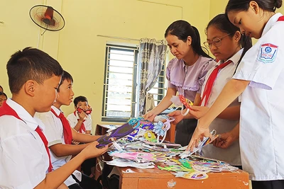 Làm quà trung thu tặng con em bộ đội hải quân.