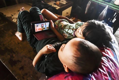 Ngày càng nhiều trẻ em ở Indonesia truy cập internet. Ảnh: ANTARA