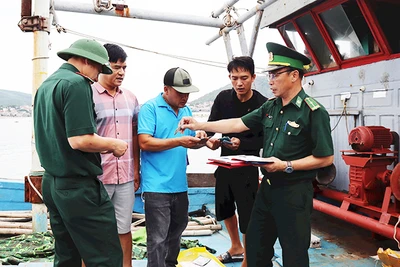 Cán bộ Đồn Biên phòng Quỳnh Phương, BĐBP Nghệ An kiểm tra, nhắc nhở ngư dân tuân thủ các quy định về khai thác thủy sản.