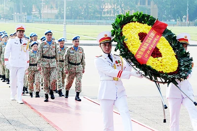 Vào Lăng viếng Bác.