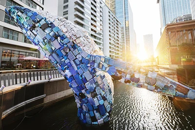 Tượng cá voi khổng lồ làm từ rác thải nhựa đại dương