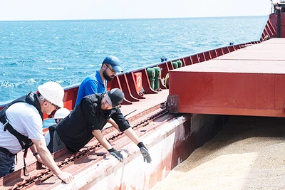 Một tàu chở ngũ cốc từ Ukraine lưu thông qua Biển Đen. Ảnh: AP