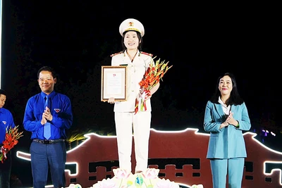 Thượng úy Nguyễn Thị Ánh Nguyệt trong lễ tuyên dương đảng viên trẻ tiêu biểu của tỉnh Quảng Nam.