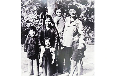Gia đình bác sĩ Trần Duy Hưng trên chiến khu Việt Bắc. Ảnh tư liệu