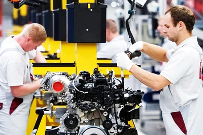 Công nhân lắp ráp trong một dây chuyền sản xuất ô-tô ở Đức. Ảnh: SHUTTER STOCK