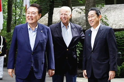 Các nhà lãnh đạo Hàn Quốc, Mỹ và Nhật Bản (trái sang) gặp gỡ tại Trại David. Ảnh: REUTERS