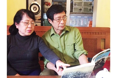 Cựu chiến binh Dương Quang Lựa cùng vợ ôn lại ký ức chiến trường. 