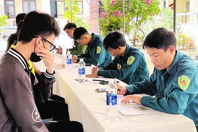 Thanh niên tham gia khám sức khỏe thực hiện nghĩa vụ quân sự năm 2024.