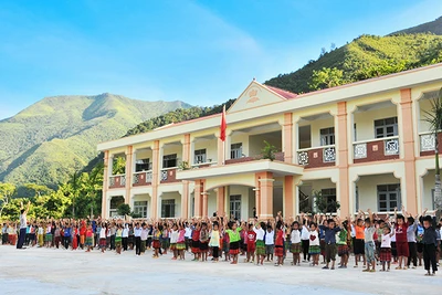 Thầy trò Trường tiểu học xã Nậm Manh, huyện Nậm Nhùn đón năm học mới.