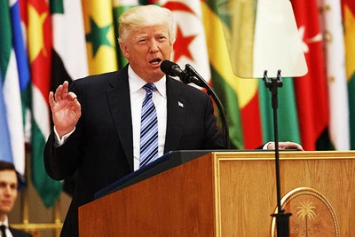 Tổng thống Mỹ Donald Trump tuyên bố dỡ bỏ trừng phạt Syria tại Riyadh. Ảnh: AP