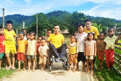 Anh Tài và các em nhỏ vùng cao trong chuyến thiện nguyện năm 2020.