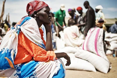Một người dân Nam Sudan đang chờ nhận cứu trợ thực phẩm. Ảnh: OXFAM