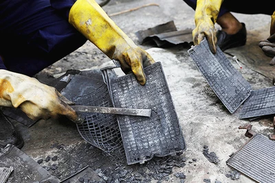 Chì sau khi thu lại sẽ được đưa vào tái sử dụng. Ảnh: REUTERS