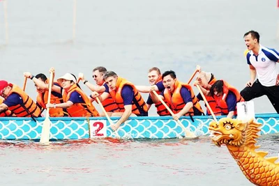 Đội đua thuyền Đại sứ quán Anh nỗ lực về đích.