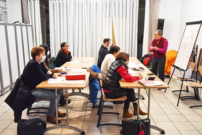 Lớp tiếng Việt của ông Cấn Văn Kiệt thu hút nhiều học viên ở những lứa tuổi khác nhau.