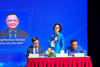 Hiệu trưởng HCCT phát biểu ý kiến tại hội thảo.