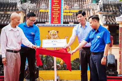 Quận đoàn Thanh Khê trao tặng công trình “số hóa” Di tích đình Thạc Gián.