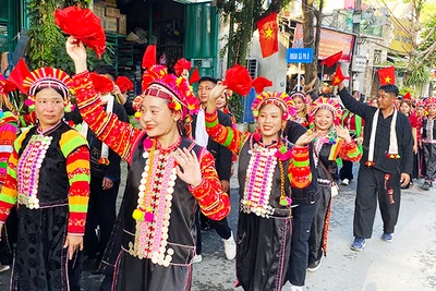Đồng bào dân tộc địa phương tham gia diễu hành.