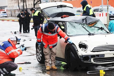 Lực lượng chức năng điều tra tại hiện trường. Ảnh: GETTY IMAGES