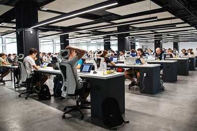 Ngày càng nhiều người lao động làm việc trên nền tảng số. Ảnh: GETTYIMAGES