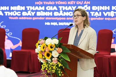 Bà Kristina Buende phát biểu ý kiến tại hội thảo.