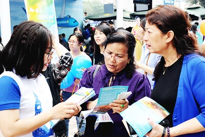 Nhiều doanh nghiệp du lịch đã đưa ra các sản phẩm đa dạng cho khách hàng lựa chọn. Ảnh: HẢI NAM