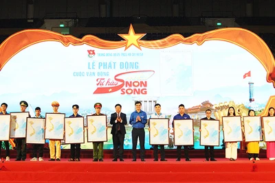 Trao tặng bản đồ Việt Nam cho đại diện các lực lượng trong Lễ phát động.