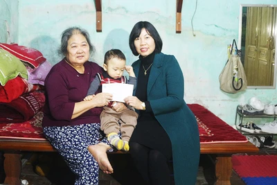 Đại diện Hội Phụ nữ Duy Tiên tặng quà cho em Quân thị trấn Đồng Văn.