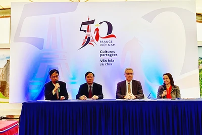 Các đại biểu tham dự buổi họp báo.