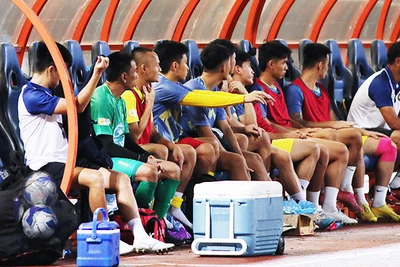 Nhiều cầu thủ trẻ tại V.League đã quen với ghế dự bị hơn là được thi đấu tại các trận chính thức. Ảnh: LÊ MINH