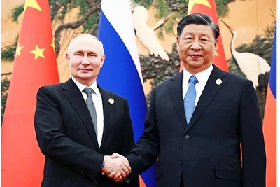 Tổng thống Nga Vladimir Putin (trái) bắt tay Chủ tịch Trung Quốc Tập Cận Bình trước cuộc hội đàm ở Thủ đô Bắc Kinh. Ảnh: SPUTNIK
