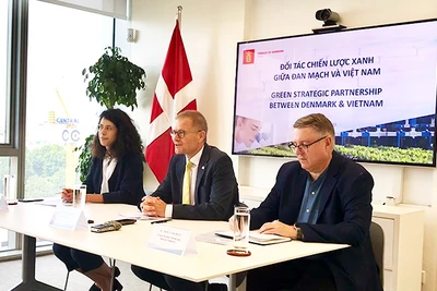 Đại sứ Đan Mạch (ngồi giữa) họp báo về quan hệ Đối tác Chiến lược Xanh. Ảnh: KIM QUY