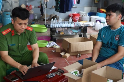 Cán bộ công an làm việc với Nguyễn Văn Khánh.